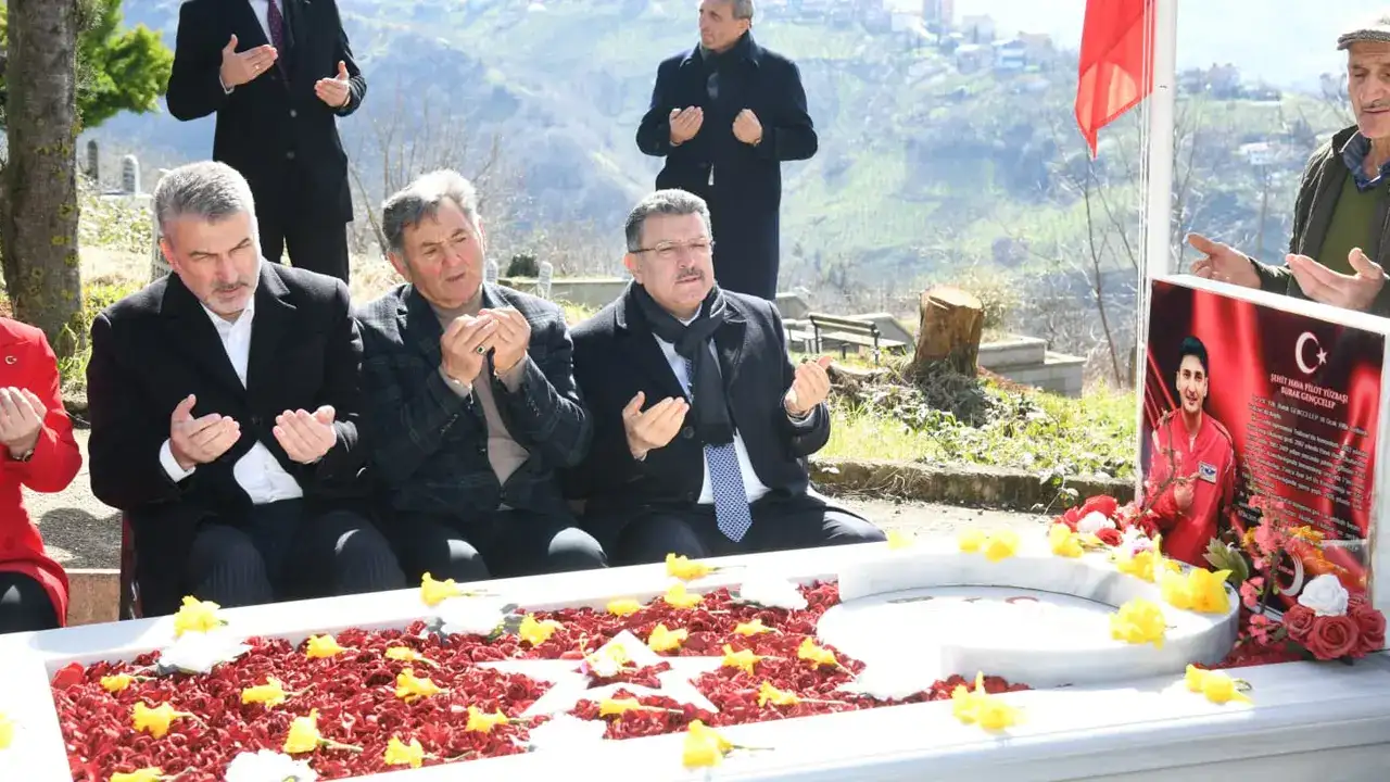 Başkan Genç’ten şehit pilot Gençcelep’in kabrine ziyaret
