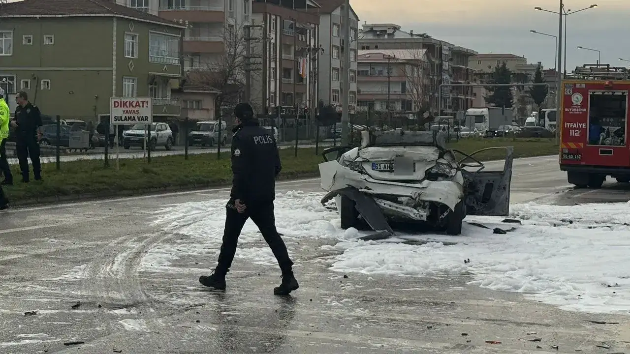 Trabzon plakalı araç alevler içinde kaldı! Samsunda zincirleme kaza