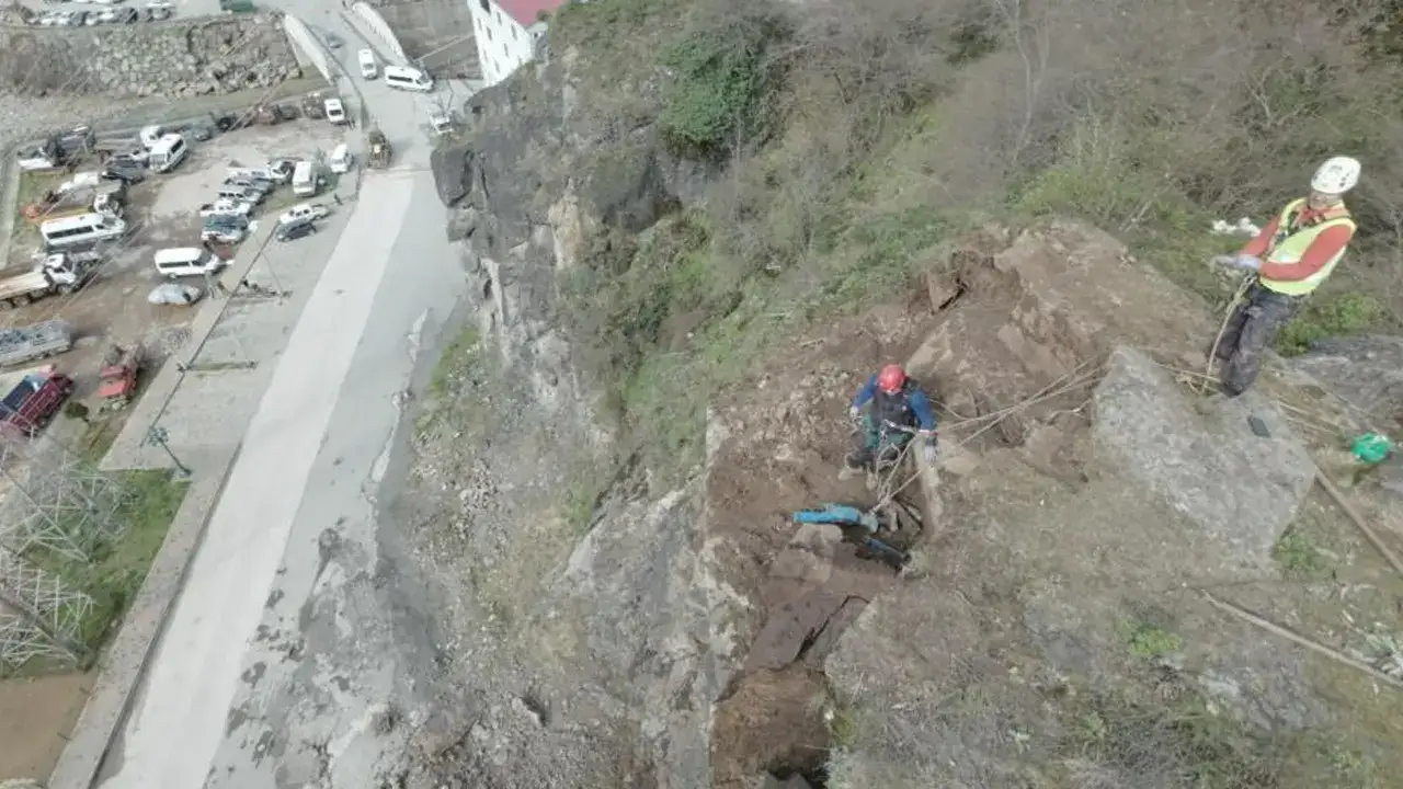 Artvin’de tehlike oluşturan dev kayalar böyle düşürüldü