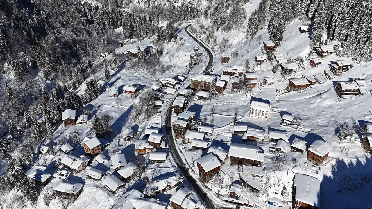 Rize Ayder Yaylası beyaza büründü! Kar manzarası dronla görüntülendi