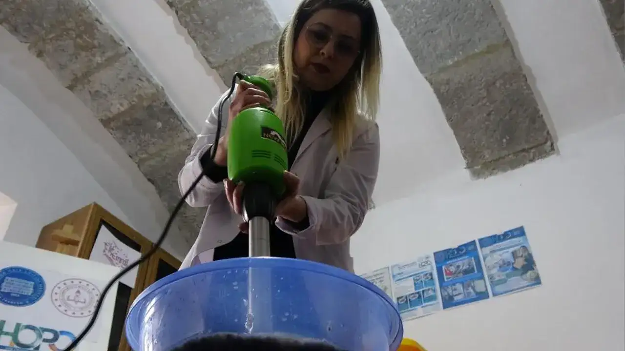 Trabzon’da yumurta kolisinden sanat: Geri dönüşümle el yapımı kâğıt üretiyorlar