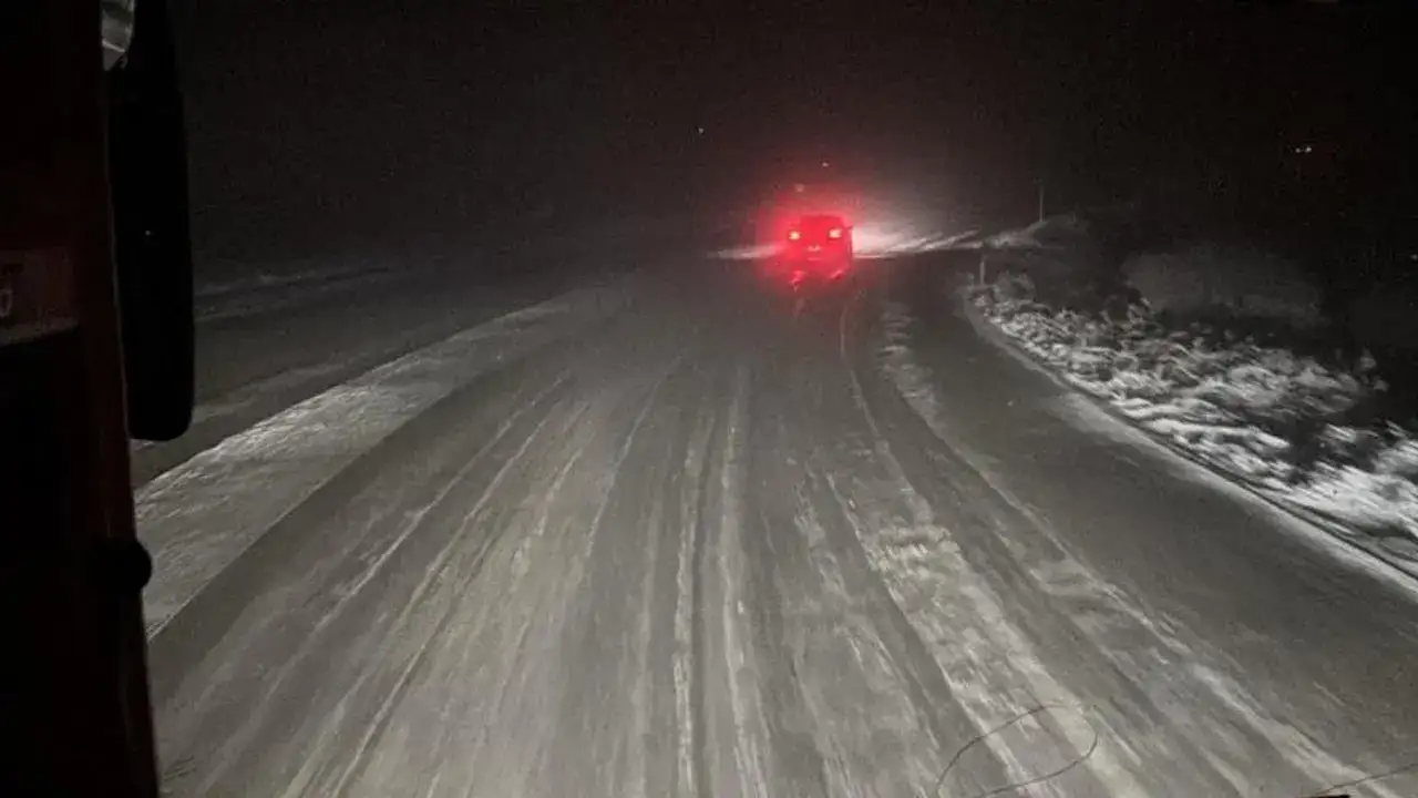 Kop Dağı Geçidi’nde tipi ve fırtına ulaşımı zorlaştırdı