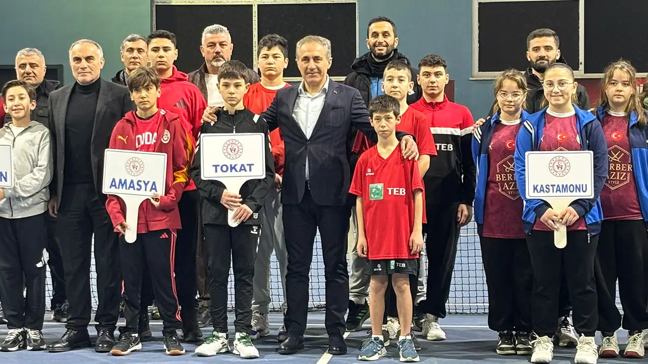 Trabzon, genç tenisçilere ev sahipliği yapıyor: 100 sporcu sahada