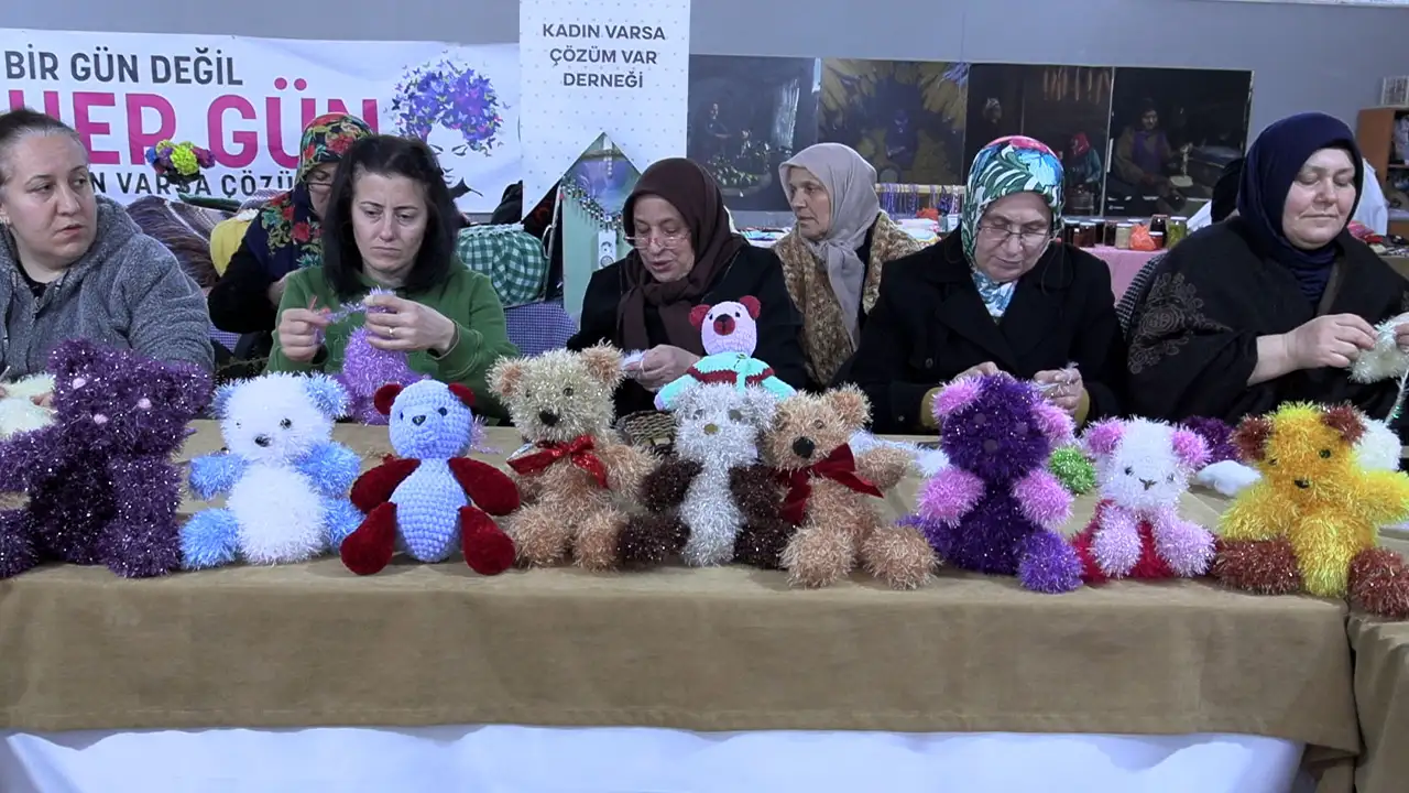 Trabzon’da gönüllü kadınlar hastanedeki çocuklar için ayıcık örüyor