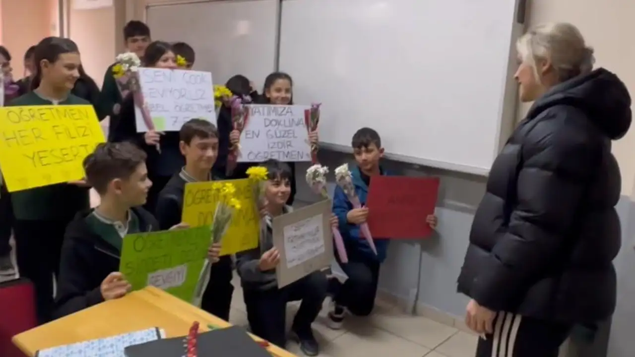 Rize'de öğrencilerden öğretmenlerine anlamlı jest: Çiçeklerle teşekkür ettiler