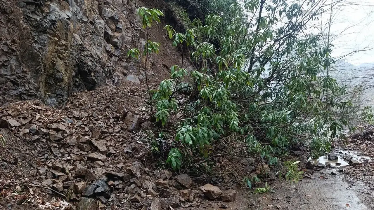 Araklı'da heyelan alarmı! Vatandaşlara yol uyarısı