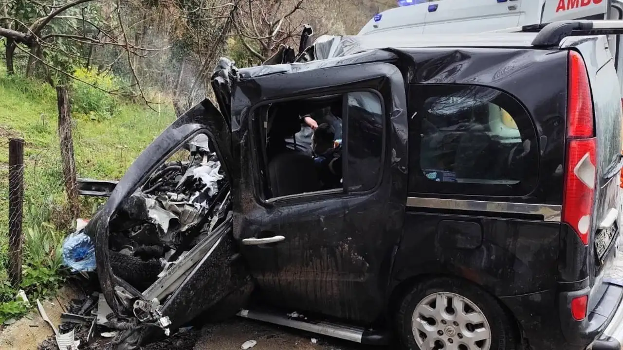 Ordu'da aracın önü kağıt gibi ezildi: 1 ölü, 3 yaralı