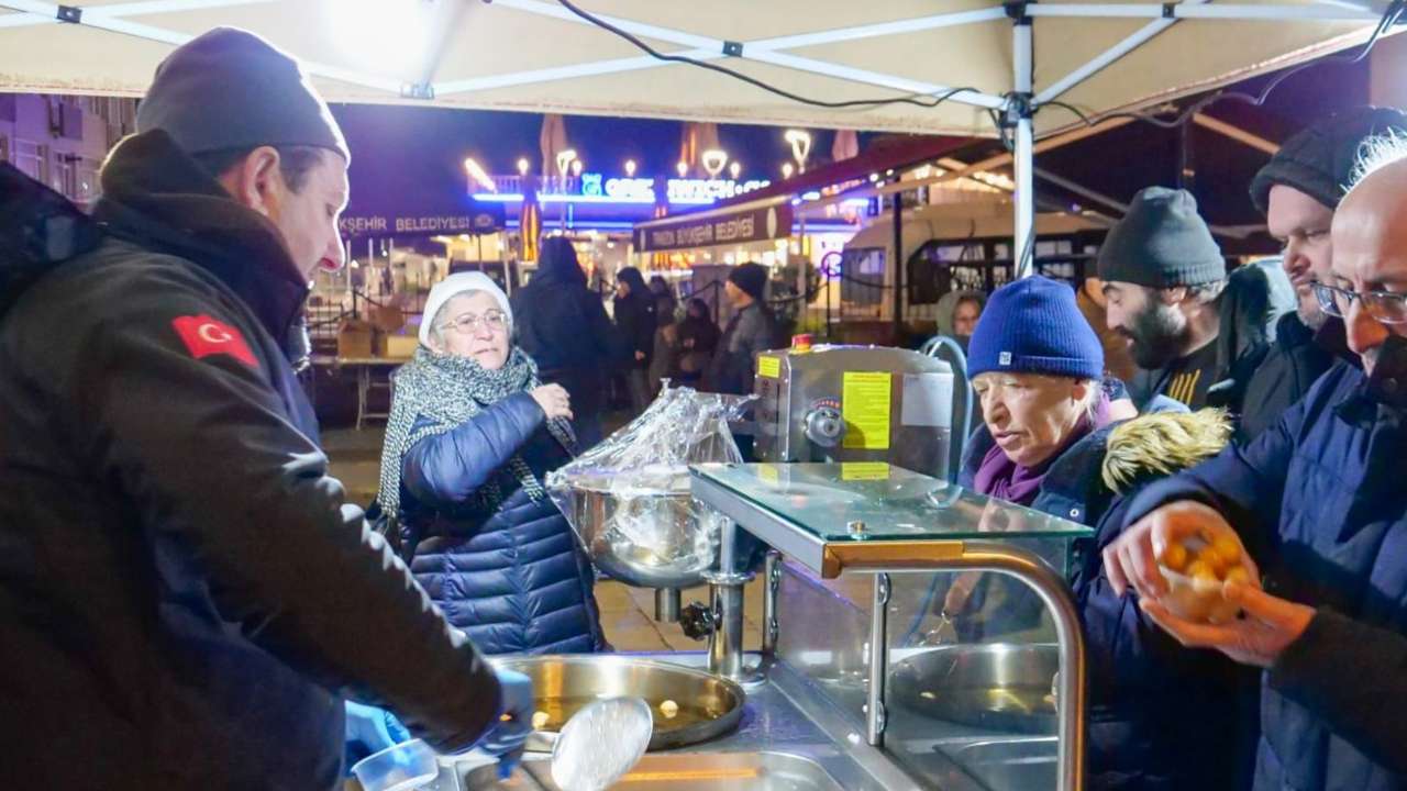 Ortahisar Belediyesi, depremlerde hayatını kaybedenler için lokma dağıttı