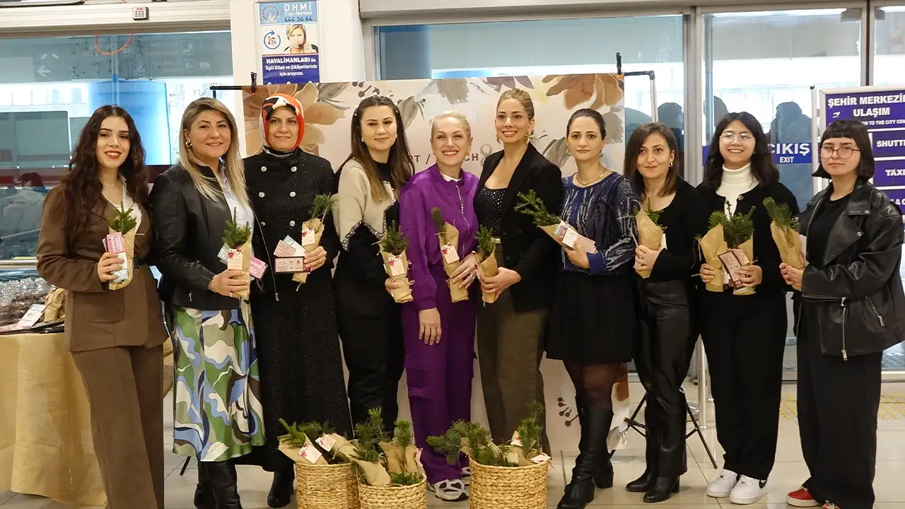 Trabzon Havalimanı’nda kadın yolculara fidan sürprizi