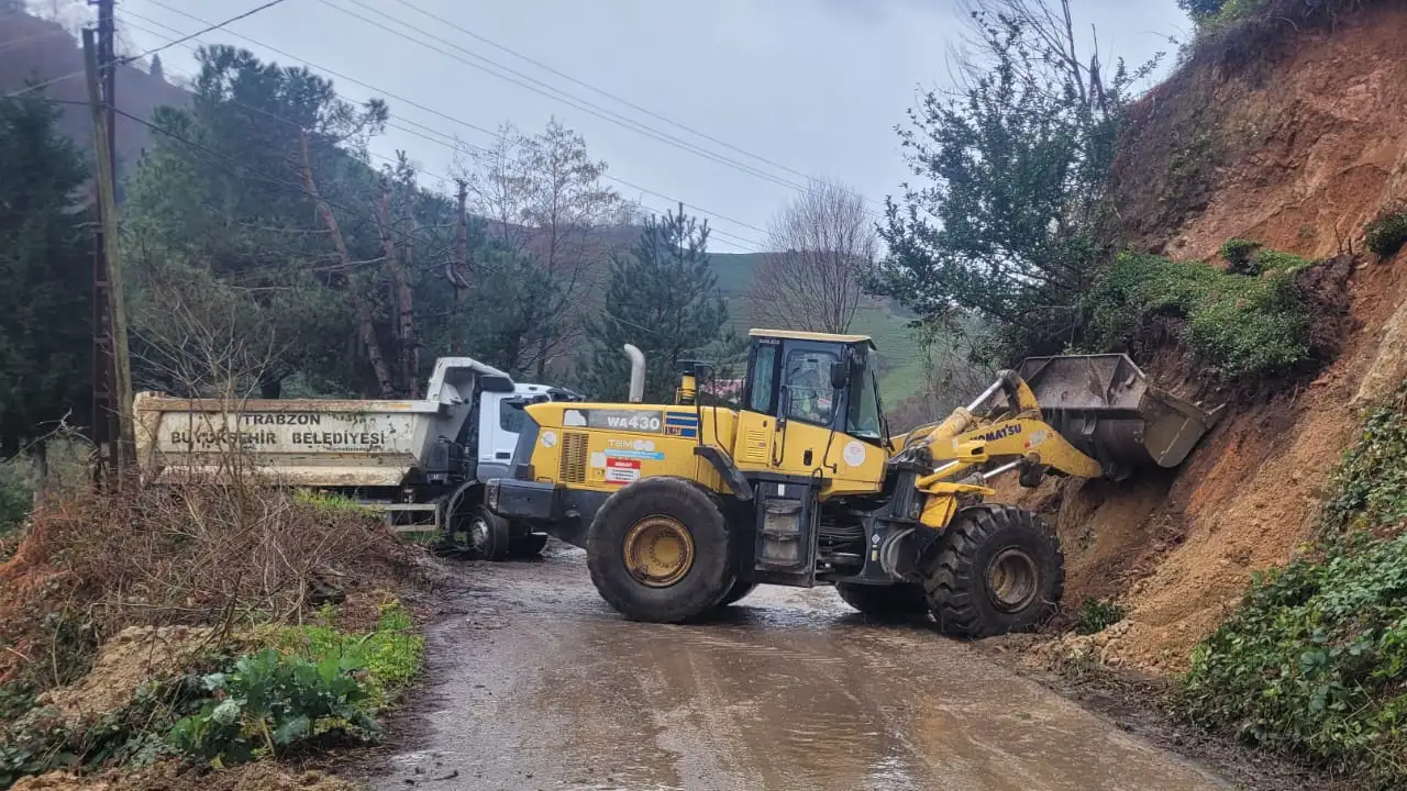 Trabzon’da yol seferberliği: 18 ilçede asfalt ve beton yol çalışması