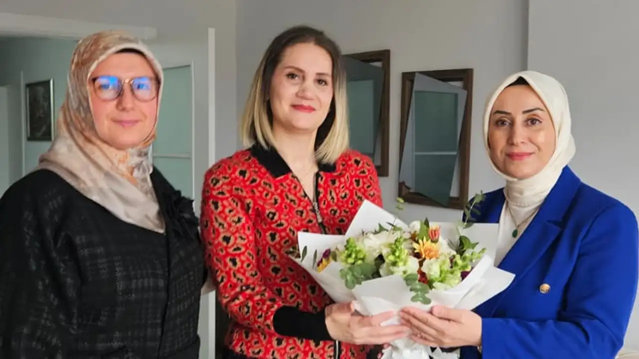AK Parti Kadın Kolları’ndan anlamlı ziyaret: Hayata umutla tutunan kadınlara moral