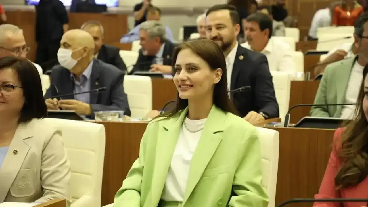 Saniye Caran kimdir? Kaç yaşında, nereli ve evli mi? Özgür Özel'i ziyaret etti