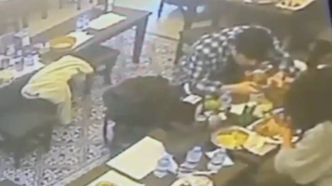 Taksim’de restoranda şoke eden olay! Yemekten çıkan böcek dudağını ısırdı