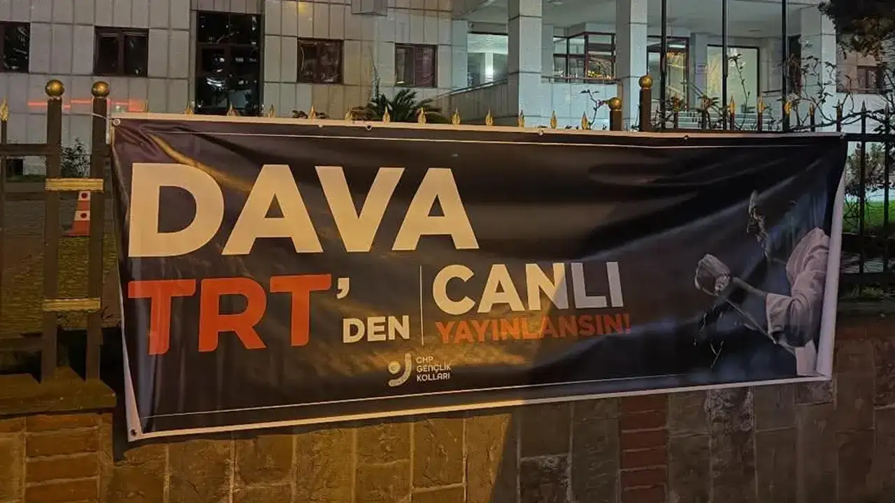 CHP’li gençlerden TRT Trabzon önünde pankartlı çağrı