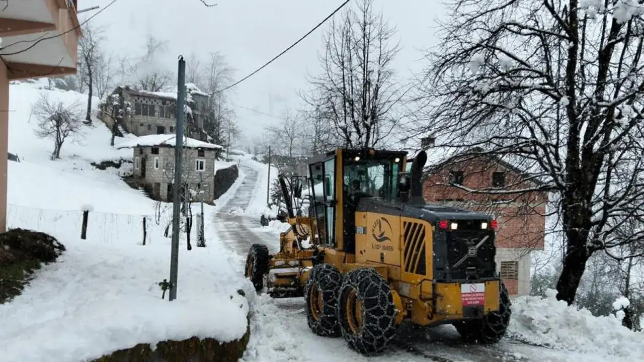 Rize’de kar yolları kapattı! 21 köy yolu ulaşıma kapandı