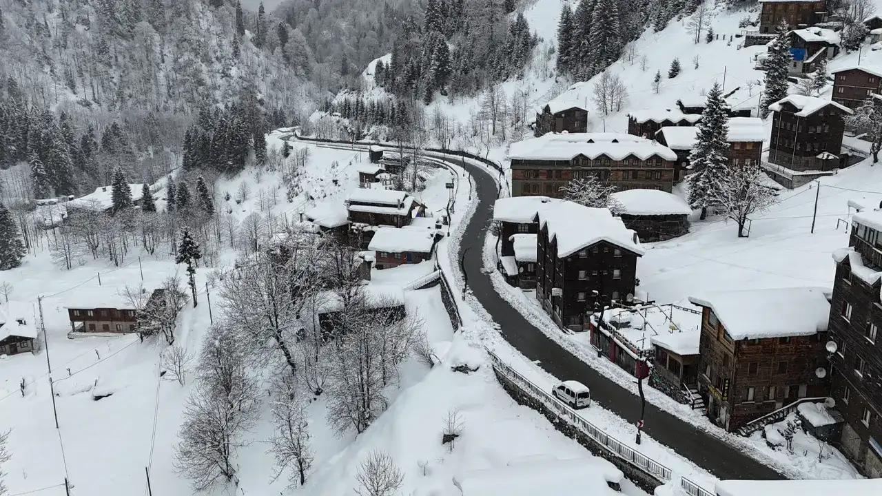 Doğu Karadeniz’de kar ve soğuk hava etkili oldu: Köy yolları kapandı
