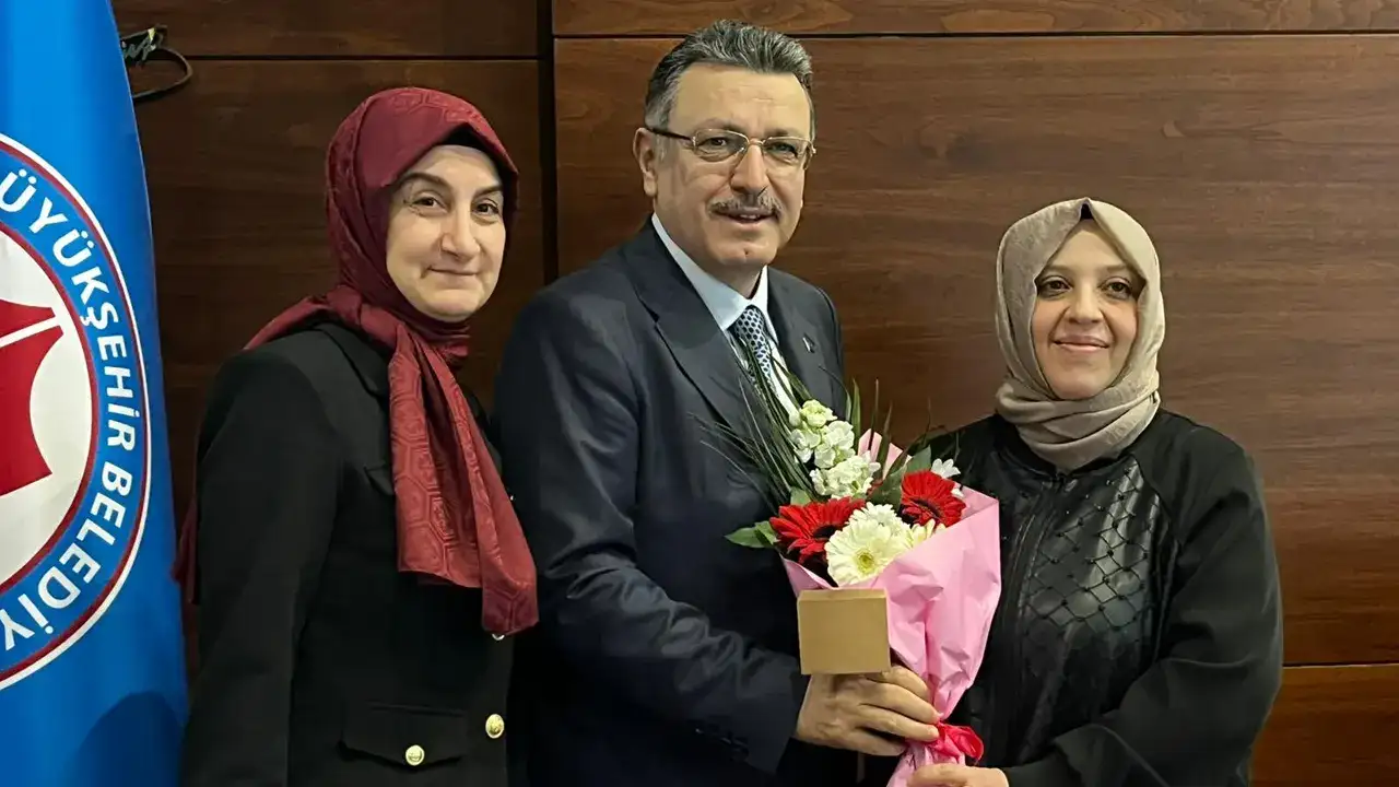 Trabzon Büyükşehir Meclisi’nde 8 Mart jesti! Kadınlara çiçek dağıtıldı