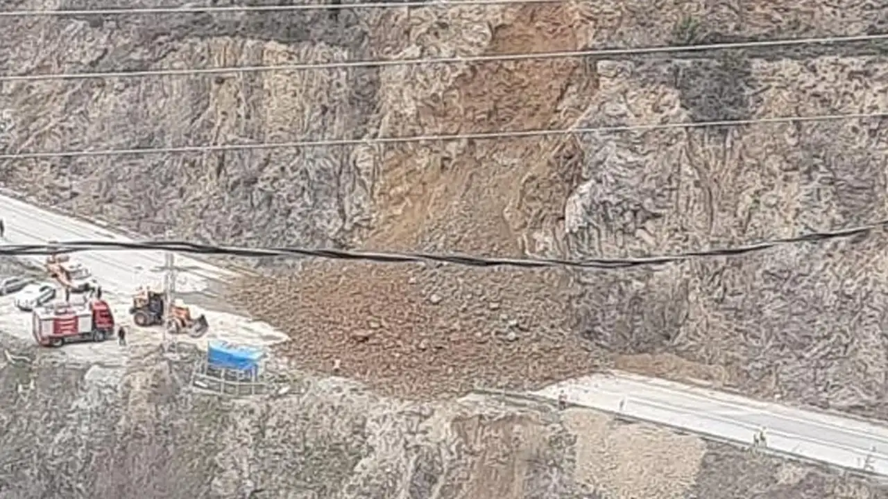 Gümüşhane-Giresun karayolunda çifte heyelan! Yol ulaşıma kapandı