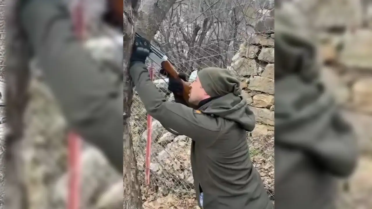 Gümüşhane’de ağaca takılan dronu tüfekle kurtardılar