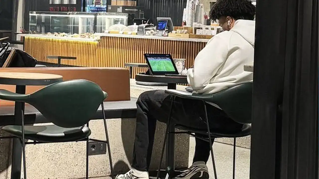 Trabzonsporlu Folcarelli hırs küpü! Takım arkadaşlarını kafede izledi