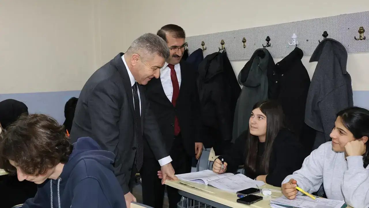 Artvin Valisi Turan Ergün öğrencilerle iftar sofrasında buluştu