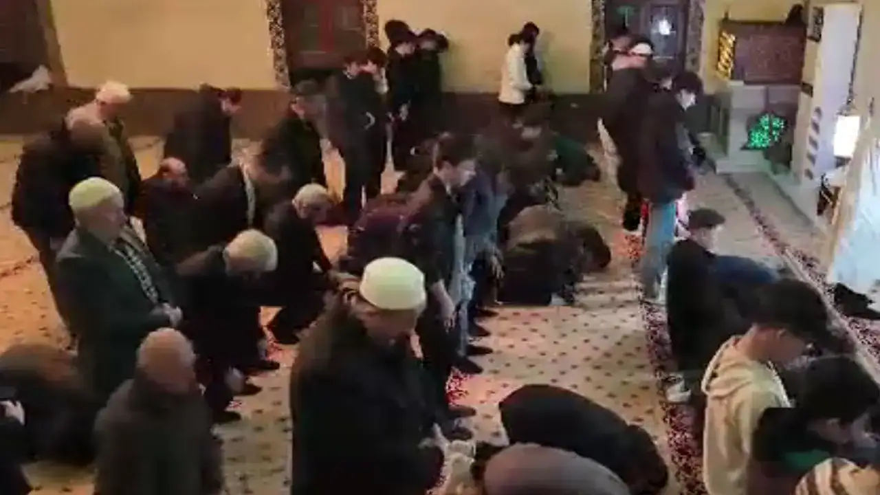 Pazar’da gençlerden anlamlı Ramazan geleneği: Cemaati az camiler doluyor