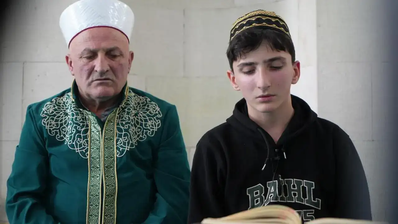 Bayburt’ta duygulandıran tablo: Baba imam, oğlu mukabele okuyor