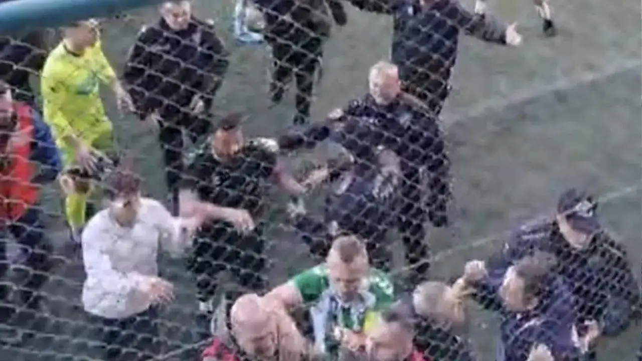 Trabzon’da maç karıştı: Futbolcular birbirine girdi