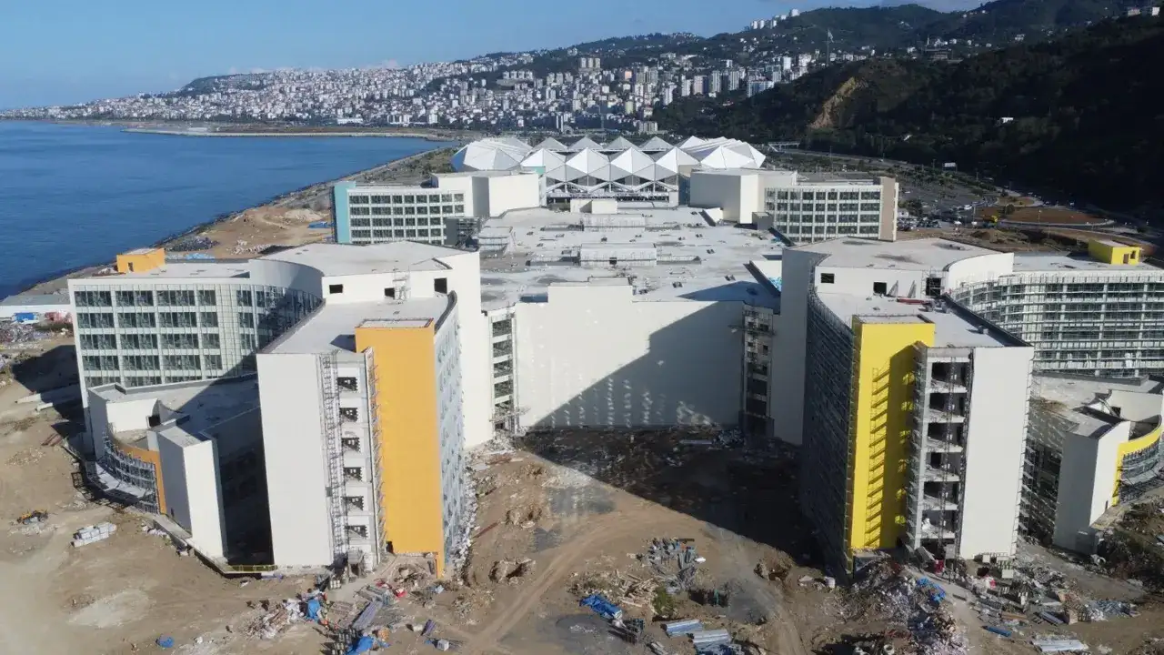 CHP’li heyetten Trabzon Şehir Hastanesi önünde açıklama: “Bilimsel raporlar açıklansın”