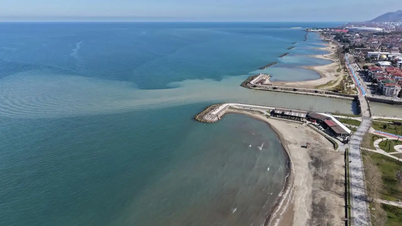 Ordu’da denizin rengi değişti: Kar sularının taşıdığı çamur Karadeniz’i bulandırdı