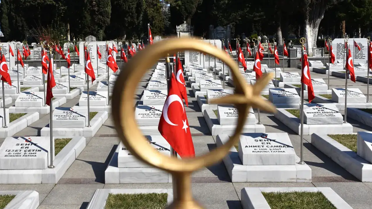 Trabzon’da bayram öncesi şehit mezarları temizlendi