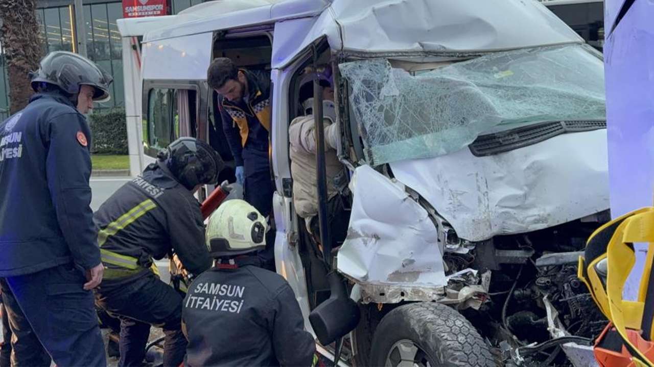 Bölgemizde feci kaza: Minibüs otobüse arkadan ok gibi saplandı!