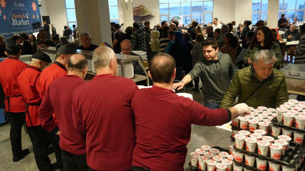 OMÜ’de birlik sofrası: 2 bin kişi geleneksel iftarda buluştu