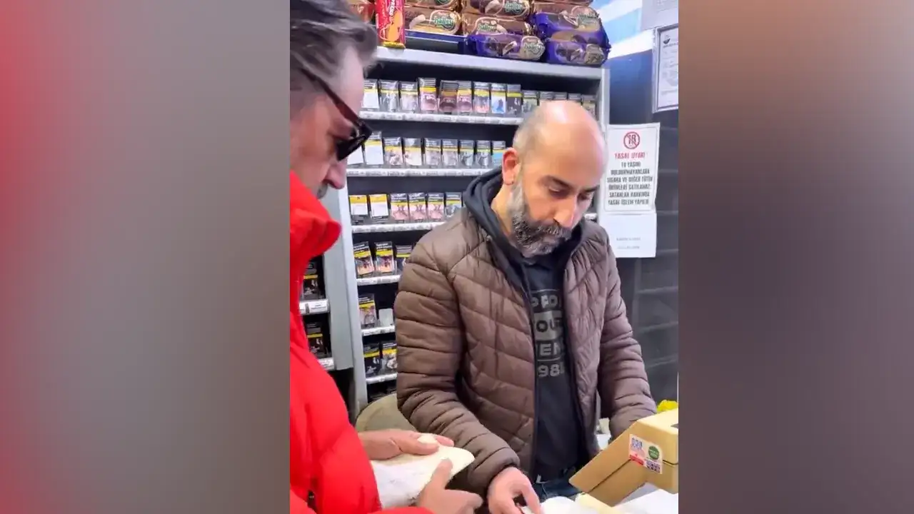 Sanatçı Çelik Erişçi Trabzon’da veresiye borçlarını kapattı