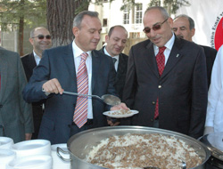 Vali Kızılcık pilav dağıttı