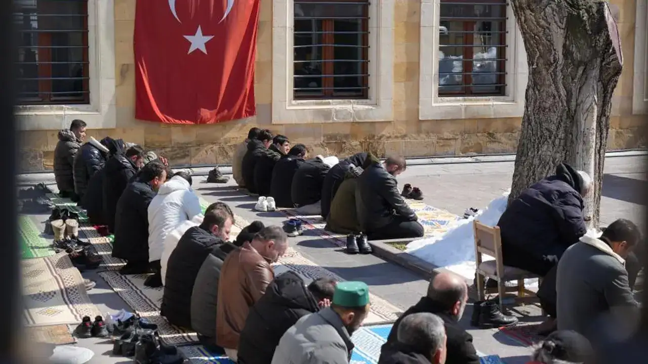 Bayburt’ta Ramazan’ın son Cuma namazında camiler doldu