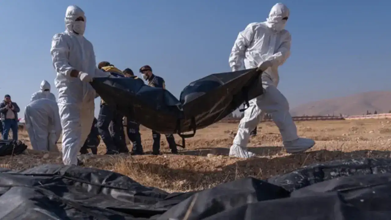 Suriye’de toplu mezar bulundu: 11 kişiye ait kalıntı çıkarıldı