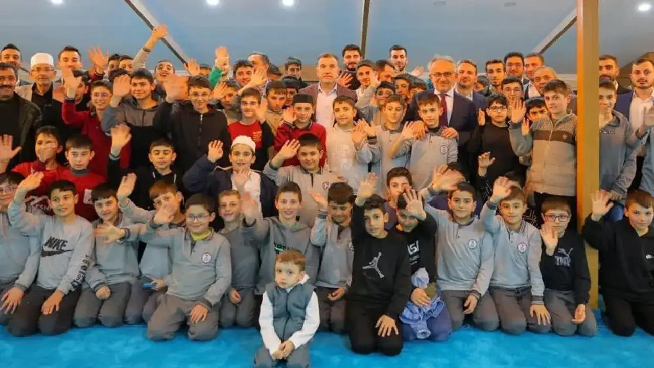 Bayburt Valisi Eldivan, hafız adaylarıyla iftar sofrasında buluştu