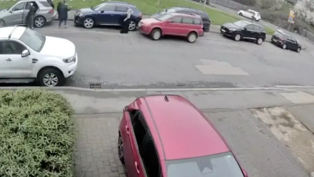 Londra’da başörtülü kadına araçlı saldırı iddiası