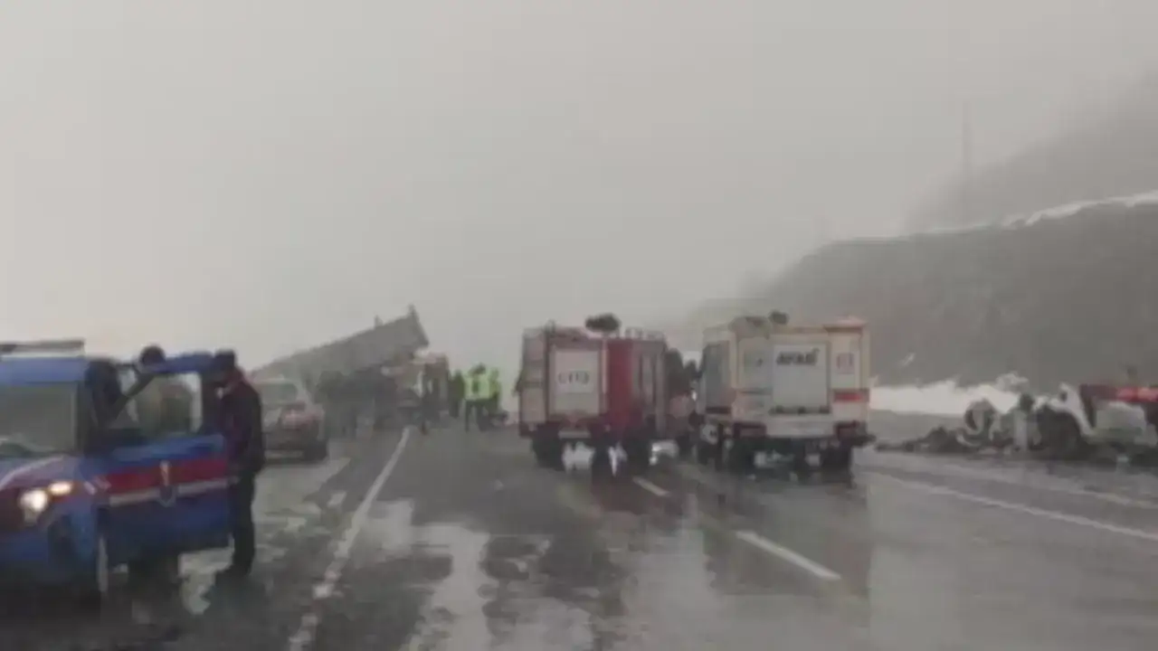 Bitlis-Van yolunda feci kaza: 2 ölü, 5 yaralı