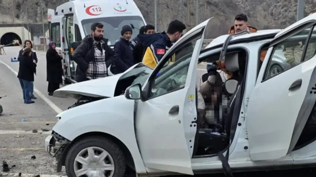 Trabzon istikametinden yola çıkan ailenin aracı hurdaya döndü! Bebekleriyle birlikte yaralandılar