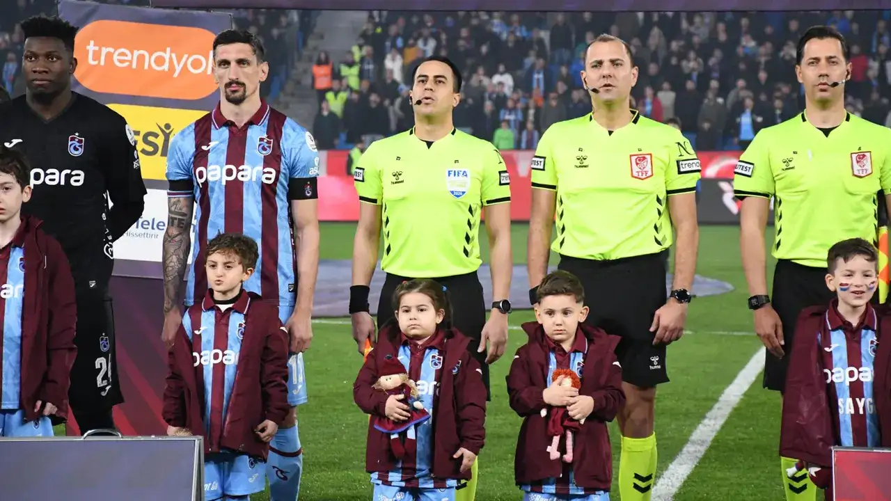 LÖSEV’li çocuklar Trabzon’da sahaya çıktı: Bordo-mavili bebeklerle sahaya çıktılar