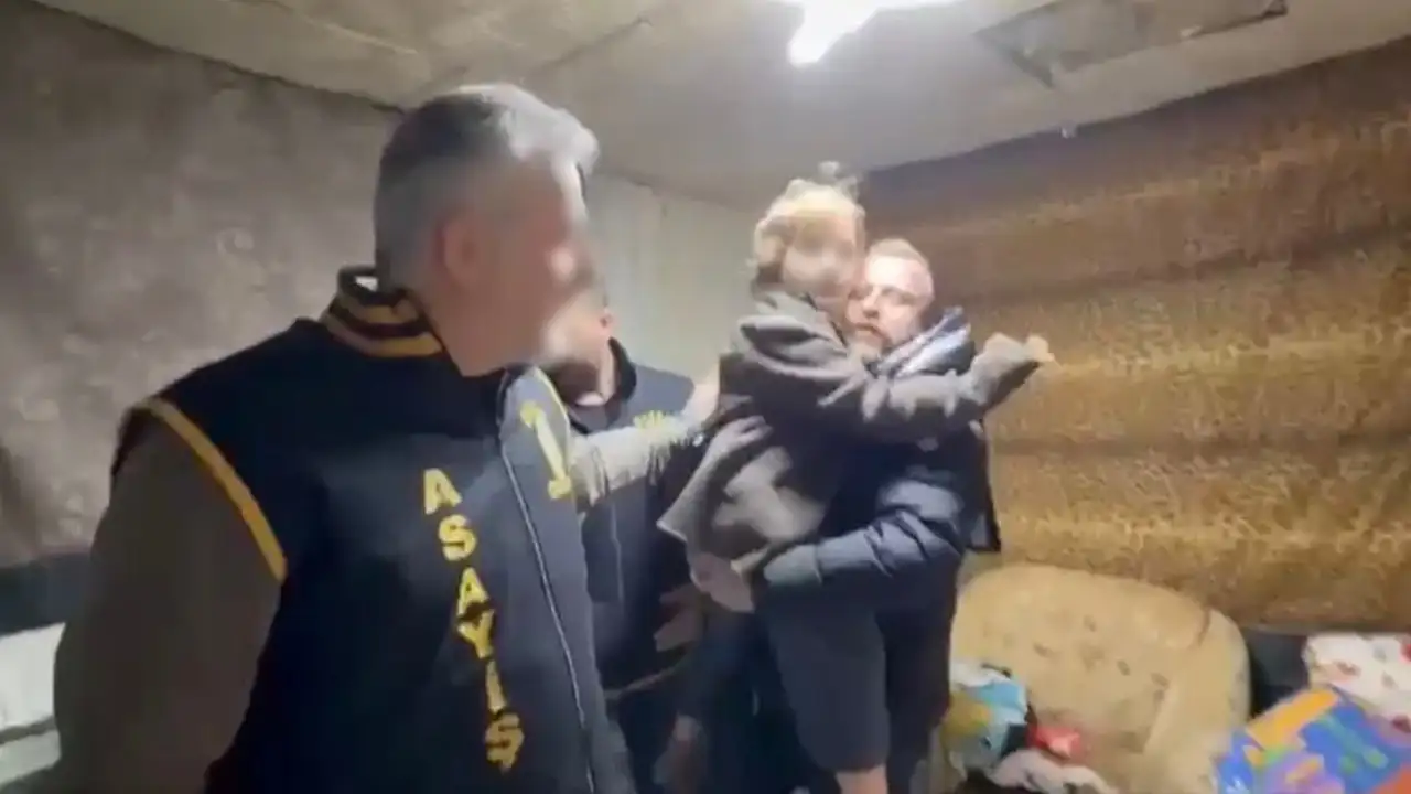 “Annen seni terk etti” diyerek 7 yıl çöp evde sakladılar: Duygusal buluşmada yürek burkan detay