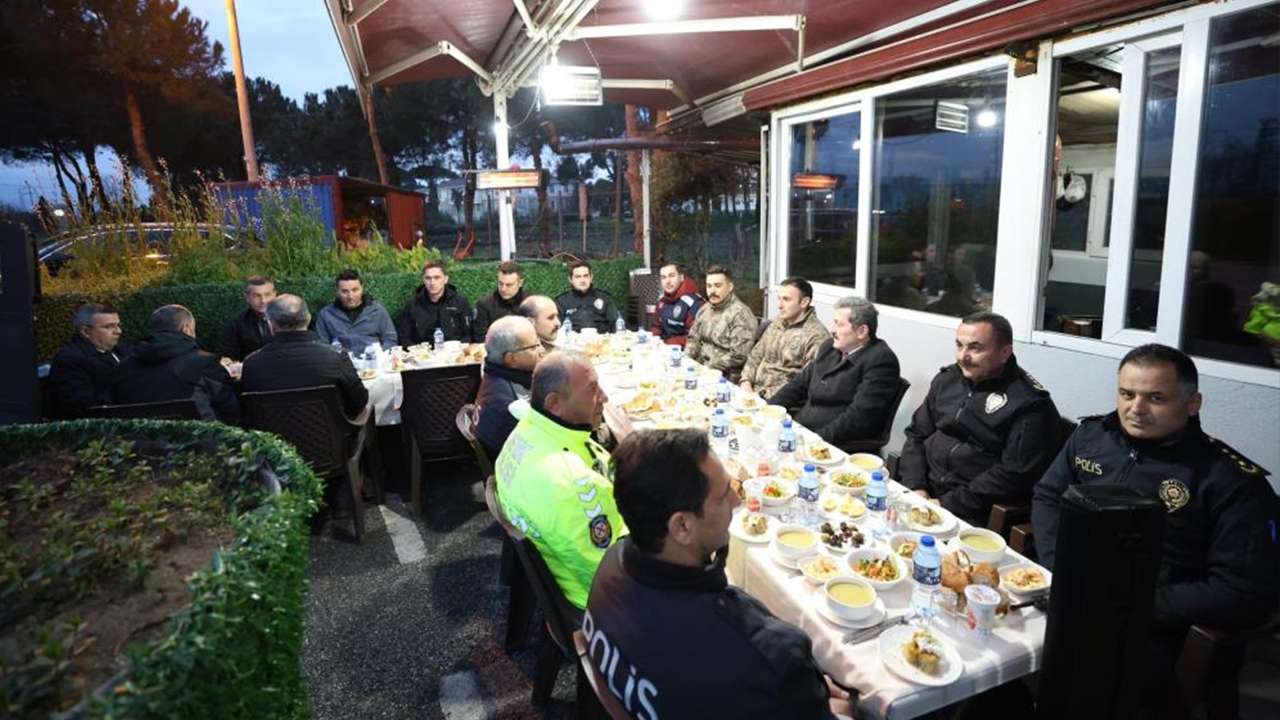 Samsun Valisi Tavlı ve Emniyet Müdürü Arıbaş’tan Polis uygulama noktasında iftar