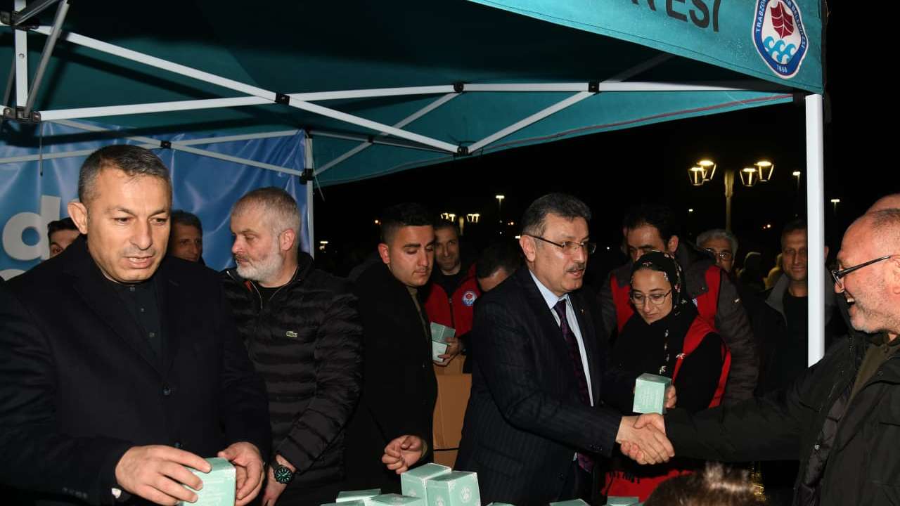 Başkan Genç ve Vali Şahin Kadir Gecesi'nde vatandaşlarla buluştu