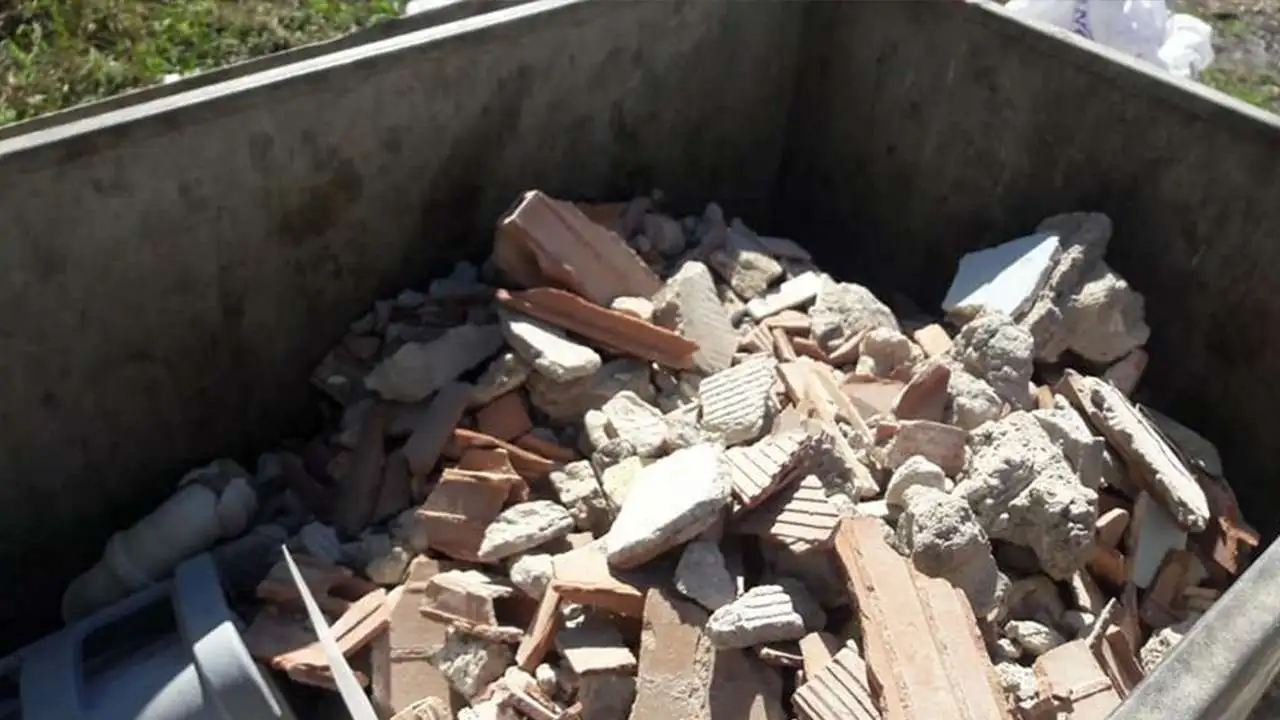 Trabzon’da çöp konteynerleri molozla doluyor: Ceza kapıda