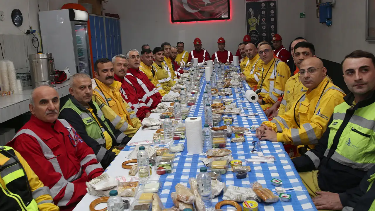 Bakan Vedat Işıkhan Rize'de yerin 320 metre altında işçilerle sahur yaptı