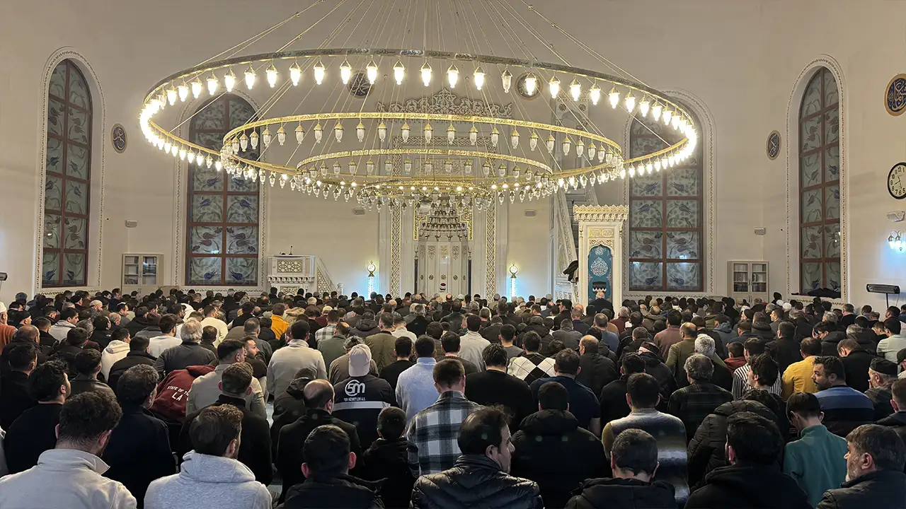 Doğu Karadeniz’de Kadir Gecesi camilerde dualarla idrak edildi