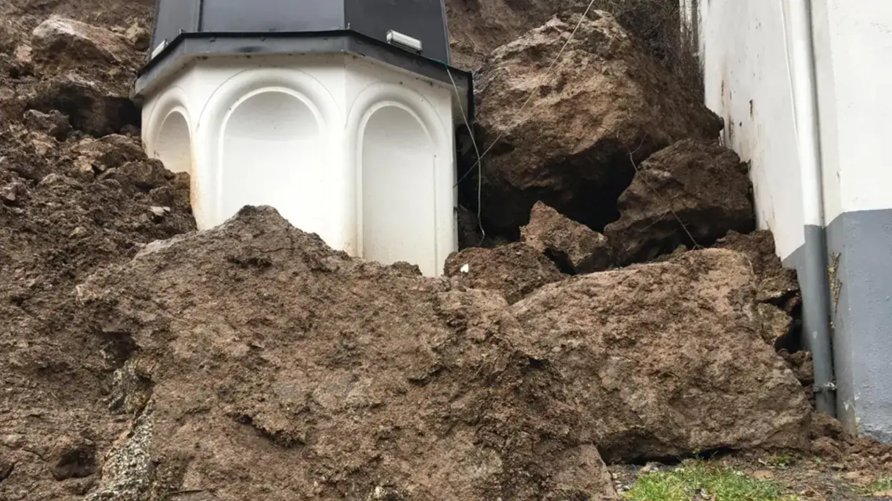 Araklı’da heyelan paniği! Kaya parçaları cami minaresine çarptı
