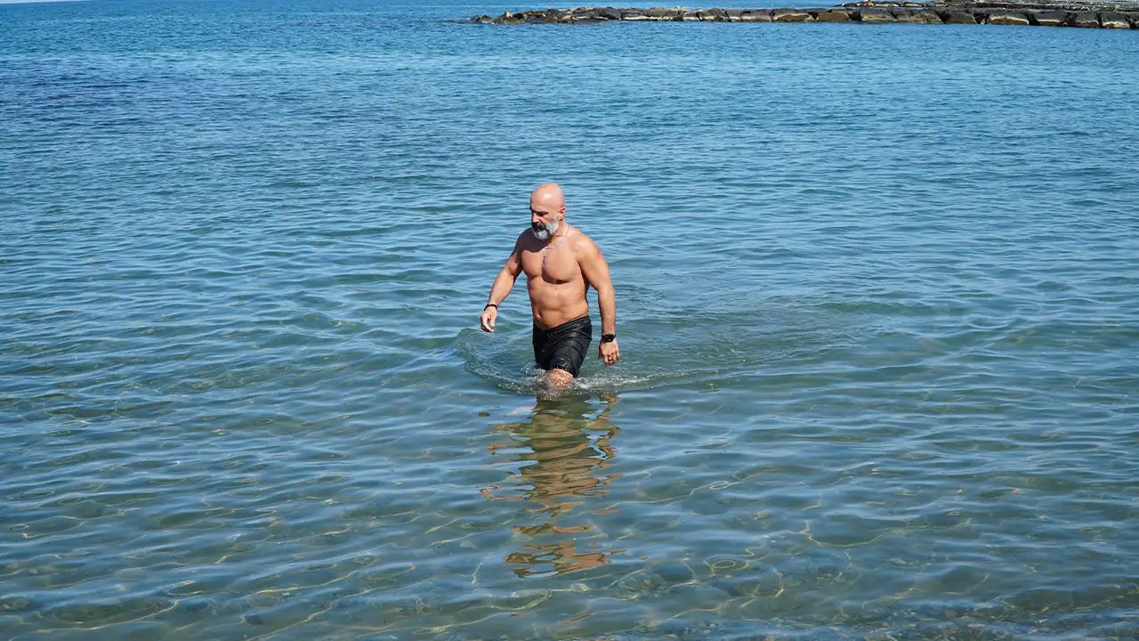 Rize’de 5 yıldır yaz-kış denize giriyor: Karadeniz’in soğuk sularına meydan okuyor